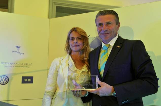 Leichtathletik WM Berlin 16.08.2009 Champions Club Berlin 2009 Athletics SPORTS FOR PEACE Nastassija KINSKI Schauspielerin überreicht den Preis an IAAF Vizepräsident Sergej BUBKA (Ukraine) Stabhochsprung o0 people Preisverleihung, Auszeichnung, Pokal, Trophäe, o0 Herren Funktionär