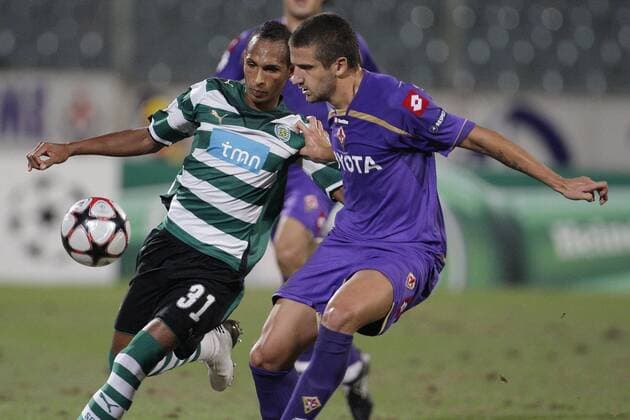 Alessandro Gamberini (AC Florenz ACF Fiorentina) (R) gegen Liedson (Sporting Lissabon) 