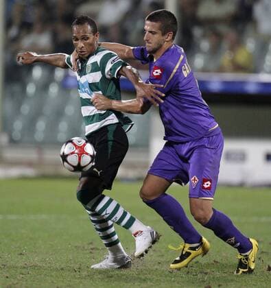 Liedson (Sporting Lissabon) gegen Alessandro Gamberini (AC Florenz ACF Fiorentina) (R) 