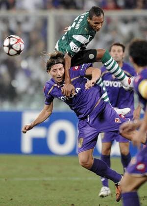 Riccardo Montolivo (AC Florenz ACF Fiorentina) (L) gegen Liedson (Sporting Lissabon) 