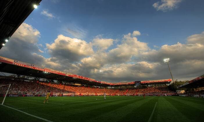 Abenddämmerung über dem Stadion An der Alte Försterei - Heimspielstätte des 1. FC Union Berlin o0 Stadion, Fußballstadion, innen, Innenansicht, Totale, Alte, Wuhlheide