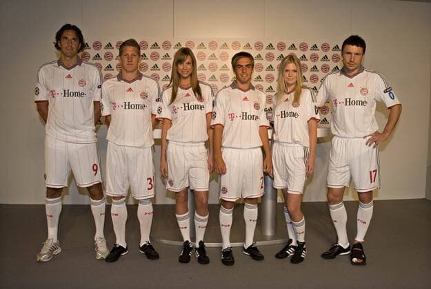 FC Bayern München im Planetarium München, mit Vorstellung des neuen ADIDAS Champions League Trikots für den FC Bayern. v.li: Luca Toni, Bastian Schweinsteiger, Philipp Lahm und Mark van Bommel (alle Bayern) o00 Trikotvorstellung, Pressetermin