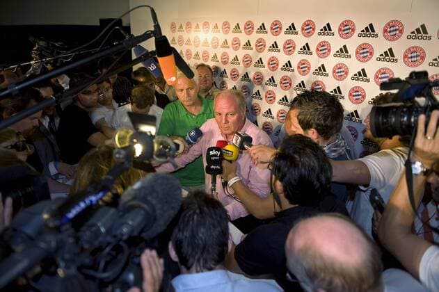 FC Bayern München im Planetarium München, Manager Uli HOENESS (Bayern München) stellt sich den Fragen der Journalisten.