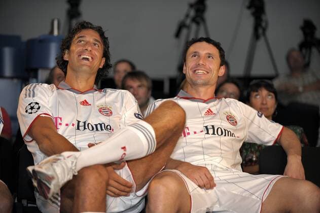 FC Bayern München im Planetarium München, mit Vorstellung des neuen ADIDAS Champions League Trikots für den FC Bayern. Luca Toni (li.) und Mark van Bommel (beide Bayern) o00 Trikotvorstellung, Pressetermin, Freude