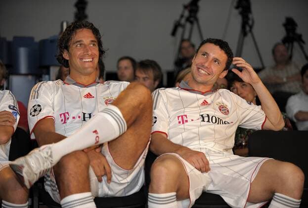 FC Bayern München im Planetarium München, mit Vorstellung des neuen ADIDAS Champions League Trikots für den FC Bayern. Luca Toni (li.) und Mark van Bommel (beide Bayern) gut gelaunt. o00 Trikotvorstellung, Pressetermin