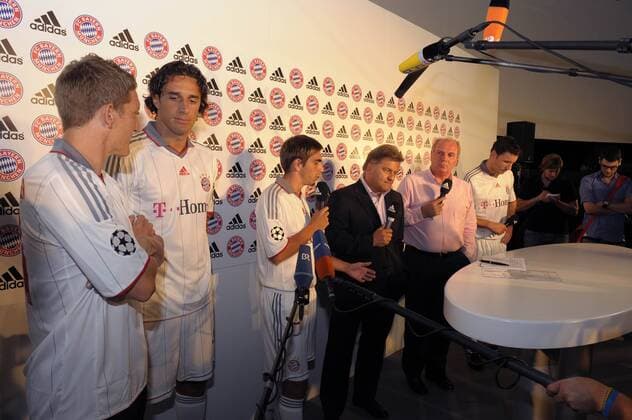 FC Bayern München im Planetarium München, mit Vorstellung des neuen ADIDAS Champions League Trikots für den FC Bayern. v.li.: Bastian Schweinsteiger, Luca Toni, Philipp Lahm, Mediendirektor Markus Hörwick und Manager Uli HOENESS (alle Bayern) o00 Trikotvorstellung, Pressetermin