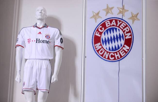 Pressekonferenz zur Auslosung der Championsleage Gruppen : Das Neue ADIDAS TRIKOT wird vorgestellt FC Bayern München  o00 Trikotvorstellung, Pressetermin