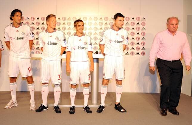 Pressekonferenz zur Auslosung der Championsleage Gruppen : FC Bayern München Das Neue ADIDAS TRIKOT wird vorgestellt v.li.: Luca Toni, Bastian Schweinsteiger, Philipp Lahm, Mark van Bommel und Manager Uli Hoeness (alle Bayern)  o00 Trikotvorstellung, Pressetermin