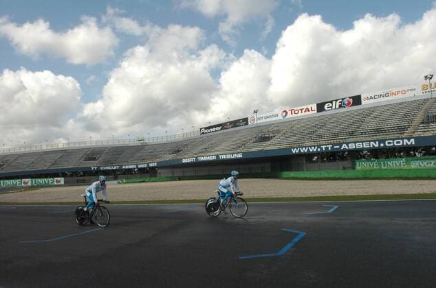 Radfahrer beim Training für die Vuelta a Espana 2009 in Assen -  Radsport Herren Vuelta a Espana 2009, Spanienrundfahrt, Straßenradsport, Straße, Rad Totale o0 TT Circuit Assen
