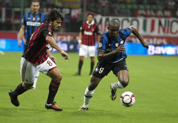 Samuel Eto o (Inter Mailand, re.) gegen Gennaro Gattuso (AC Mailand) - Fußball Herren Serie A 2009 2010, 1. Italienische Liga, AC Mailand - FC Internazionale Mailand 0:4, Milan Gruppe Mailand Dynamik,