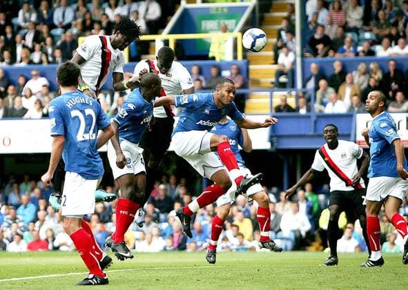 Emmanuel Adebayor (up) of Manchester City (weiß) scores vs FC Portsmouth EDITORIAL USE ONLY. No use with unauthorised audio, video, data, fixture lists, club league logos or live services. Online in-match use limited to 120 images, no video emulation. No use in betting, games or single club league player publications. o00 Tor