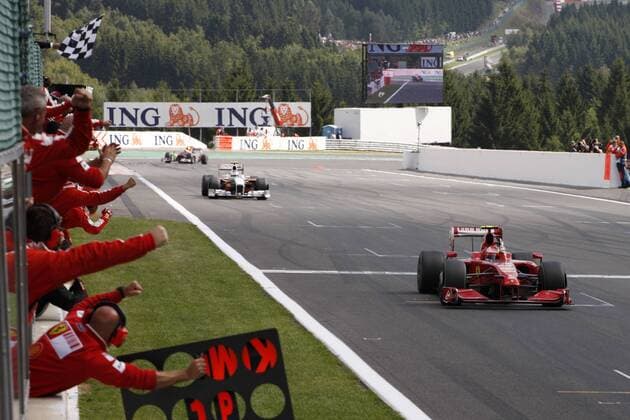 Kimi Räikkönen (Finnland Ferrari) gewinnt den Großen Preis von Belgien 2009 vor Giancarlo Fisichella (Italien Force India) Motorsport Grand Prix Herren Großer Preis von Belgien 2009, Formel 1 Weltmeisterschaft, F1, F, GP, WM Gruppe Spa-Francorchamps Begeisterung, Freude,