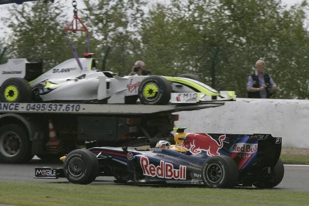 Sebastian Vettel (Deutschland Red Bull) passiert den kaputten Boliden von Jenson Button (England Brawn GP) Motorsport Grand Prix Herren Großer Preis von Belgien 2009, Formel 1 Weltmeisterschaft, F1, F, GP, WM, Gruppe Spa-Francorchamps