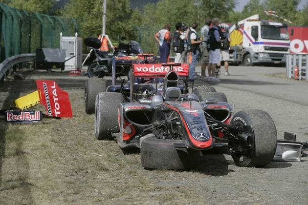Bolide von Lewis Hamilton (England McLaren Mercedes) nach einem Crash Motorsport Grand Prix Herren Großer Preis von Belgien 2009, Formel 1 Weltmeisterschaft, F1, F, GP, WM, Einzelbild Spa-Francorchamps