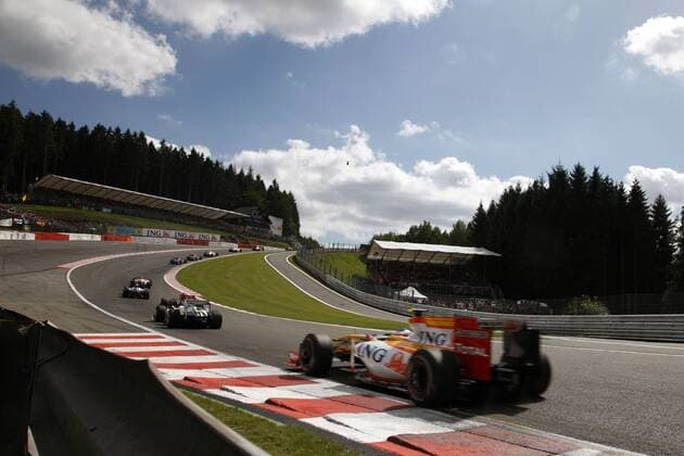 Boliden der Formel 1 in der Eau Rouge Kurve auf der Rennstrecke in Spa Francorchamps Motorsport Grand Prix Herren Großer Preis von Belgien 2009, Formel 1 Weltmeisterschaft, F1, F, GP, WM Totale Spa-Francorchamps