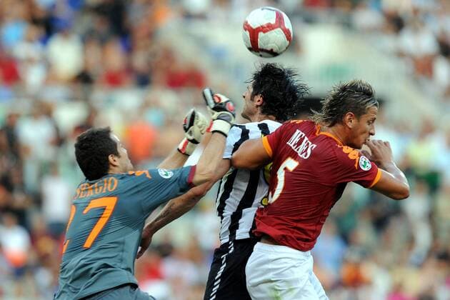 AS Rom (rot)-Juventus Turin: Vincenzo Iaquinta (Mitte) gegen Philippe Mexes und Torwart Julio Sergio 