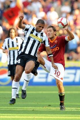 AS Rom (rot)-Juventus Turin: Francesco Totti (re.) gegen Felipe Melo 