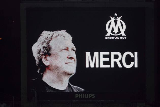 Olympique Marseille gedenkt dem kürzlich verstorbenen Hauptaktionär Robert Louis Dreyfus - EddyLEMAISTRE -  o0 Anzeigetafel, Anzeige, Tafel, Stadionanzeige, Abbild, Funktionär, Gedenken, Andenken