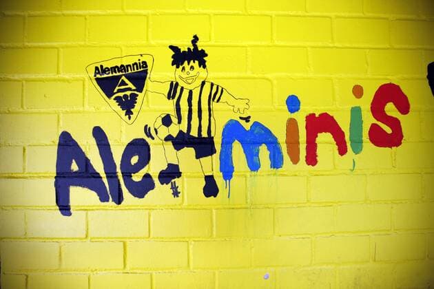Fußball, Stadiongeschichte Alemannia Aachen Ale-minis: Schriftzug an den Mauern vom Stadion am Tivoli in Aachen am 03.06.2009. Werbung für die Aachener Jugendmannschaften.