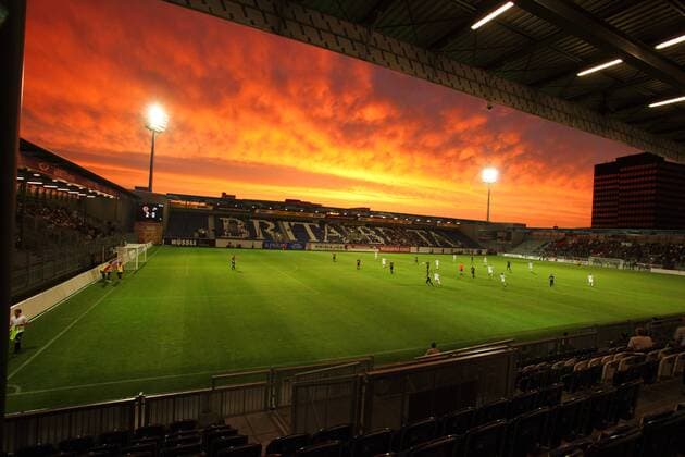 Fußball, Stadiongeschichte SV Wehen Wiesbaden Brita Arena, Heimspielstätte des SV Wehen Wiesbaden o0 Stimmung, Atmosphäre, Sonnenuntergang, sundown, Licht, Abend, abends, Abendlicht, Dämmerung
