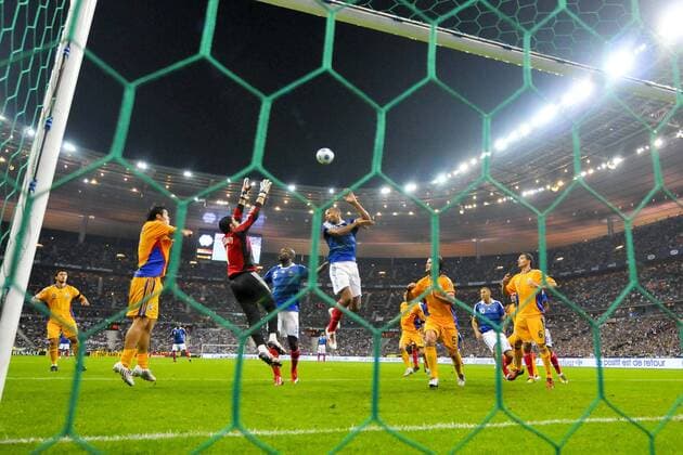 THIERRY HENRY (FRA, c) gegen Torwart Danut Coma (Rumänien) JBAutissier  o0 Hintertor, Hintertorkamera, Hintertorperspektive, Totale