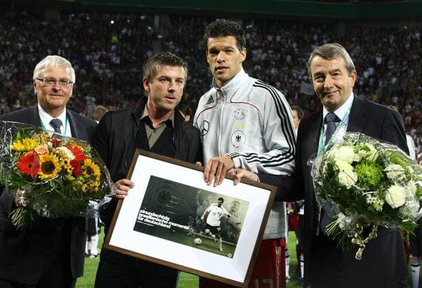 Leverkusen, v.li.: DFB Präsident Theo Zwanziger zum Karreiereende von Bernd Schneider mit Michael Ballack und DFB Generalsekretär Wolfgang Niersbach (alle Deutschland) o0 Funktionär, Abschied, Rücktritt, Auszeichnung, Spielerauszeichnung, Ehrung, Spielerehrung