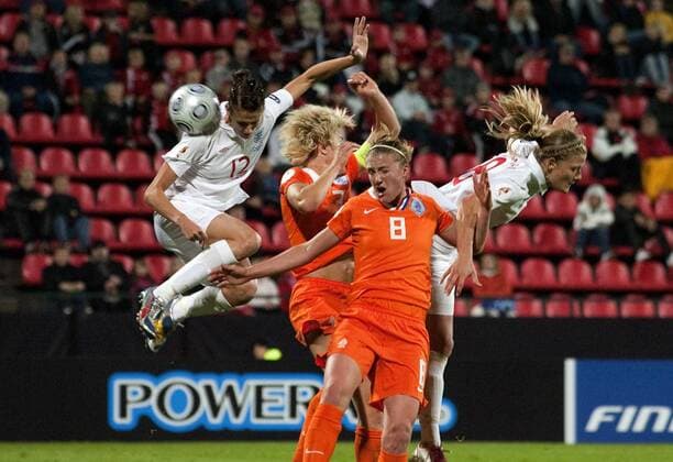 (L-R) Jill Scott (England), Daphne Koster, Kirsten van de Ven (NED), Katie Chapman (England) xVIxMaurixForsblomxIVx
