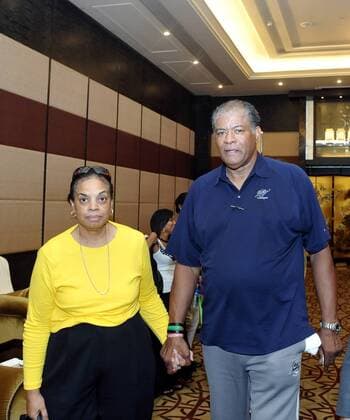 NBA Hall of Fame center Wes Unseld, right, and his wife are seen during a press conference in Shanghai, China,  pau308290_20 o0 Familie Spielerfrau, Frau, Ehefrau