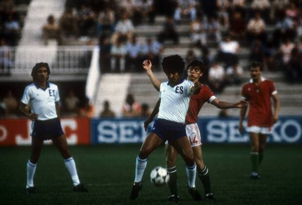 Sandor Sallai (Ungarn, re.) im Duell Fußball WM Herren WM 1982, Länderspiel, Nationalteam, Nationaltrikot, Ungarn - El Salvador 10:1 Gruppe Elche Dynamik, Kampf,
