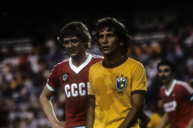 Zico (Brasilien, re.) und Vladimir Bessonov (UdSSR) Fußball WM Herren WM 1982, Länderspiel, Nationalteam, Nationaltrikot, Brasilien - Sowjetunion 2:1, UdSSR Gruppe Sevilla