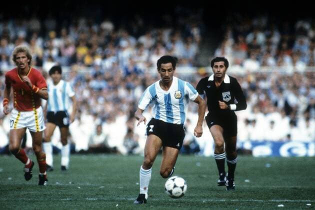 Osvaldo Ardiles (Argentinien, Mitte) vor Ludo Coeck (Belgien, li.) und FIFA Schiedsrichter Vojtech Christov (CSSR) Fußball WM Herren WM 1982, Länderspiel, Nationalteam, Nationaltrikot, Argentinien - Belgien 0:1 Gruppe Barcelona
