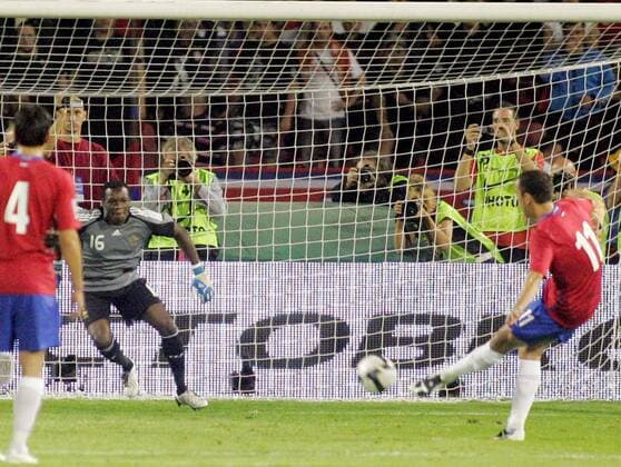 Torwart Steve Mandanda (FRA) und Nenad Milijas (Serbien). Keywords: Tor, Elfmeter. 