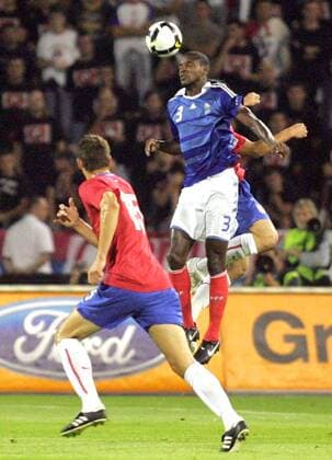Eric Abidal (FRA, re.) gegen Serbien. 
