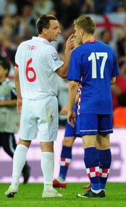 John Terry (England, li.) und Ivan Klasnic (Kroatien) geraten aneinander EDITORIAL USE ONLY. No use with unauthorised audio, video, data, fixture lists, club league logos or live services. Online in-match use limited to 120 images, no video emulation. No use in betting, games or single club league player publications.