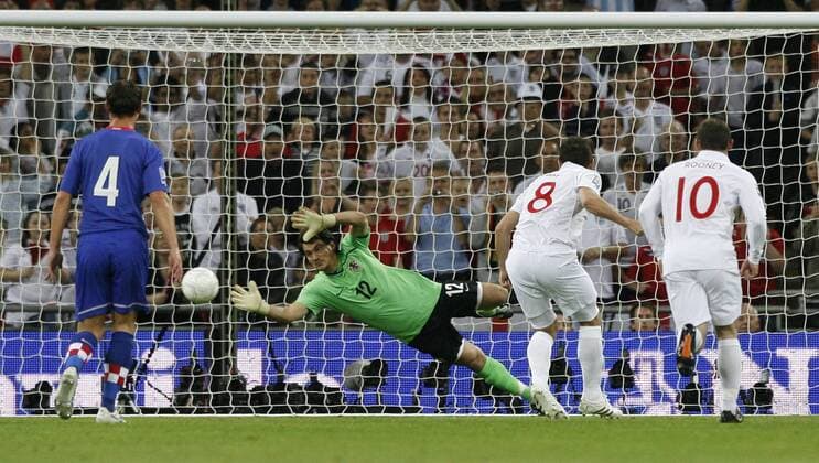 Frank Lampard (England, 2.v.re.) trifft gegen Torwart Vedran Runje (Kroatien) EDITORIAL USE ONLY. No use with unauthorised audio, video, data, fixture lists, club league logos or live services. Online in-match use limited to 120 images, no video emulation. No use in betting, games or single club league player publications. o0 Elfmeter Tor