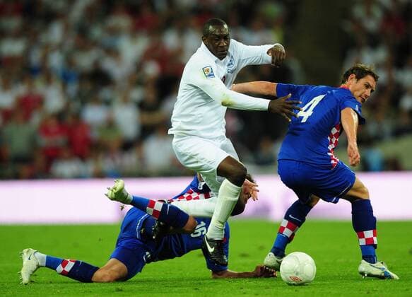 Emile Heskey (England) gegen Ivica Krizanac (Kroatien, re.) EDITORIAL USE ONLY. No use with unauthorised audio, video, data, fixture lists, club league logos or live services. Online in-match use limited to 120 images, no video emulation. No use in betting, games or single club league player publications.