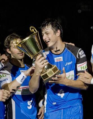 Supercup in den Händen von Domagoj DUVNJAK (HSV Hamburg) - LoS Supercup in Nürnberg o00 Jubel Freude Objekte Pokal Trophäe