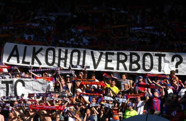 Alkoholverbot? - Basler Fans gegen Alkoholverbot o0 Fan, Fußballfan, Publikum, Plakat, Fanplakat, Fanplakate, Transparent, Schriftzug Totale 