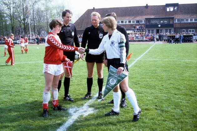 Anne Trabant Haarbach (BR Deutschland, re.) - Shakehands vor dem Länderspiel gegen Dänemark Fußball Länderspiel Damen Nationalteam 1983, Nationaltrikot, Frauenfußball, Frauen, BRD - Dänemark 1:1 Gruppe Delmenhorst