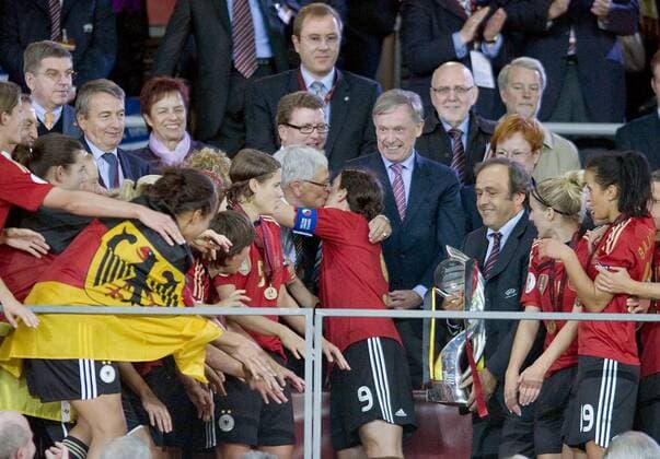 Europameister Siegerehrung, DFB Präsident Theo ZWANZIGER küsst Birgit PRINZ (GER) , Michel PLATINI (UEFA Präsident) mit Pokal, beobachtet von BundesPräsident Horst KÖHLER o00 Jubel Freude
