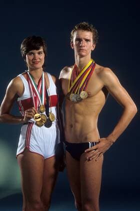 Ulrike Meyfarth und Michael Groß (beide BR Deutschland) präsentieren einige ihrer Medaillen Leichtathletik Damen Leichtathletik 1984, Hochsprung, Fotoshooting, Fotostudio, Studioaufnahme Gruppe
