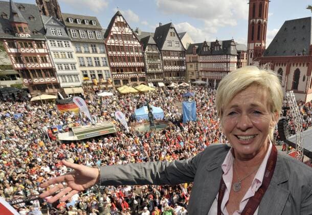 Empfang der Frauenfußball Nationalmannschaft am Frankfurter Römer nach dem Gewinn der Europameisterschaft . Trainerin Silvia Neid vor jubelnden Fans o00 sieg