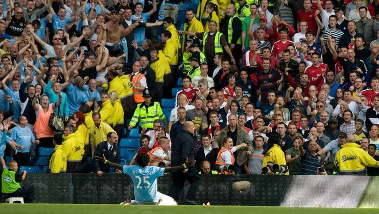 Emmanuel Adebayor of Manchester City celebrates his goal in front of the FC Arsenal London fans - EDITORIAL USE ONLY. No use with unauthorised audio, video, data, fixture lists, club league logos or live services. Online in-match use limited to 120 images, no video emulation. No use in betting, games or single club league player publications. o0 Totale, Jubel, Freude