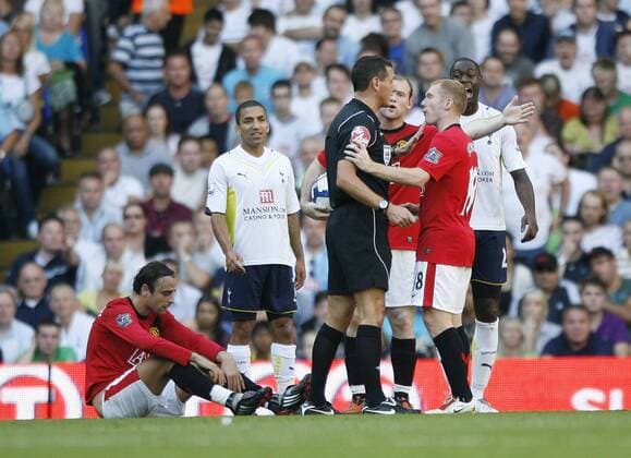Manchester United s players Schooles (re.) and Rooney (Mitte) surround referee Andre Marriner after he awards a free-kick which led to their equaliser Barclays Premier League Tottenham Hotspur v Manchester United 12th September, 2009 EDITORIAL USE ONLY. No use with unauthorised audio, video, data, fixture lists, club league logos or live services. Online in-match use limited to 120 images, no video emulation. No use in betting, games or single club league player publications.