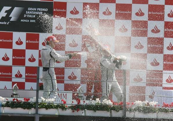 Podium, Rubens Barrichello (R), Jenson Button, Brawn GP Formula One Team, und Kimi Raikkonen, Scuderia Ferrari, Formel 1 GP Italien in Monza, 13.09.09
