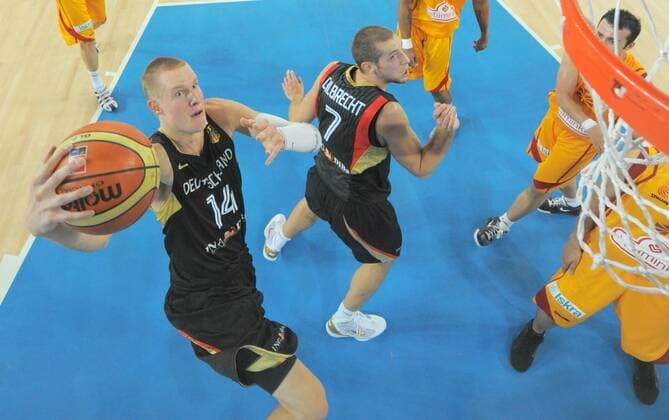 EuroBasket 2022, DBB, Historie, EM - Historie Robin Benzing (GER, No. 14) o00 Korbkamera Vogelperspektive, oben