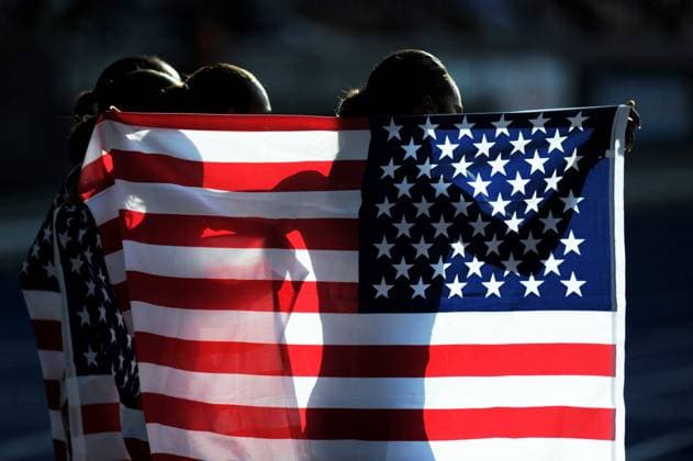 4x400m Staffel Weltmeister USA mit Sanya Richards, Debbie Dunn, Allyson Felix and Lashinda Demus o0 Damen, Sieg, Sieger, Weltmeisterin, Jubel, Freude, Fahne, Nationalfahne, Gegenlicht o00 Objekt