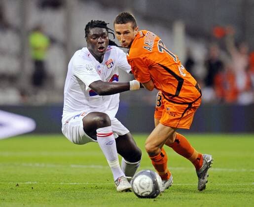 Bafetimbi Gomis (L) gegen Morgan Amalfitano - Olympique Lyon (weiß) vs FC Lorient - 12.09.2009 --- XSeguraX 