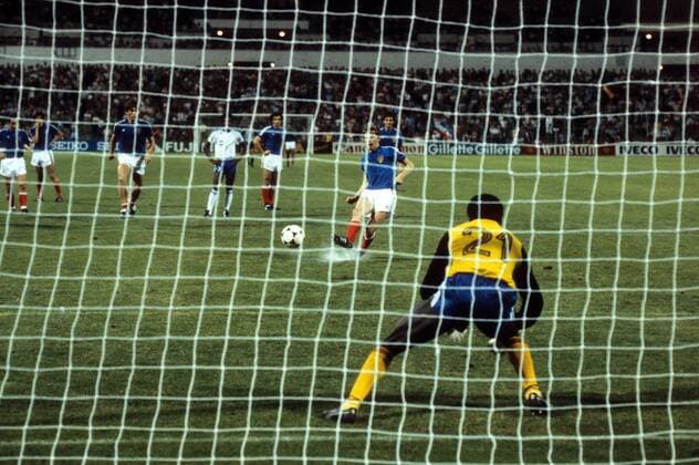 Vladimir Petrovic (Jugoslawien) verwandelt den Elfmeter gegen Torwart Julio Cesar Arzu (Honduras) und erzielt das Tor zum 0:1 Fußball WM Herren WM 1982, Länderspiel, Nationalteam, Nationaltrikot, Honduras - Jugoslawien 0:1 Totale Saragossa