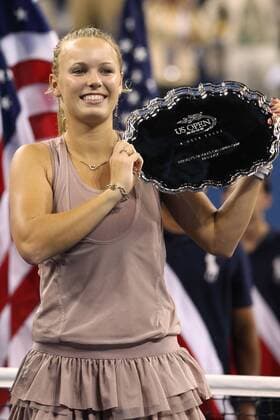 US Open Final, New York, September 13, 2009. 2nd Caroline Wozniacki (Denmark) holding trophy  EN_00270444_340 o0 Siegerehrung Trophäe Pokal